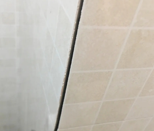 渭南瓷砖空鼓维修公司分享阳台瓷砖脱落的修复过程可以分为以下几个步骤