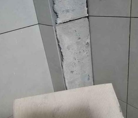 渭南瓷砖空鼓维修公司分享下厨房瓷砖脱落的补救措施。